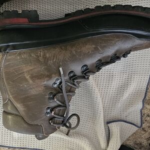 Heavy duty mountain guide boots